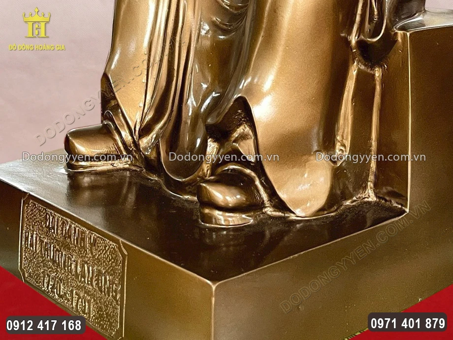 Bề mặt ph&iacute;a trước của đế chạm khắc nổi sắc n&eacute;t t&ecirc;n, năm sinh v&agrave; năm mất của Ng&agrave;i